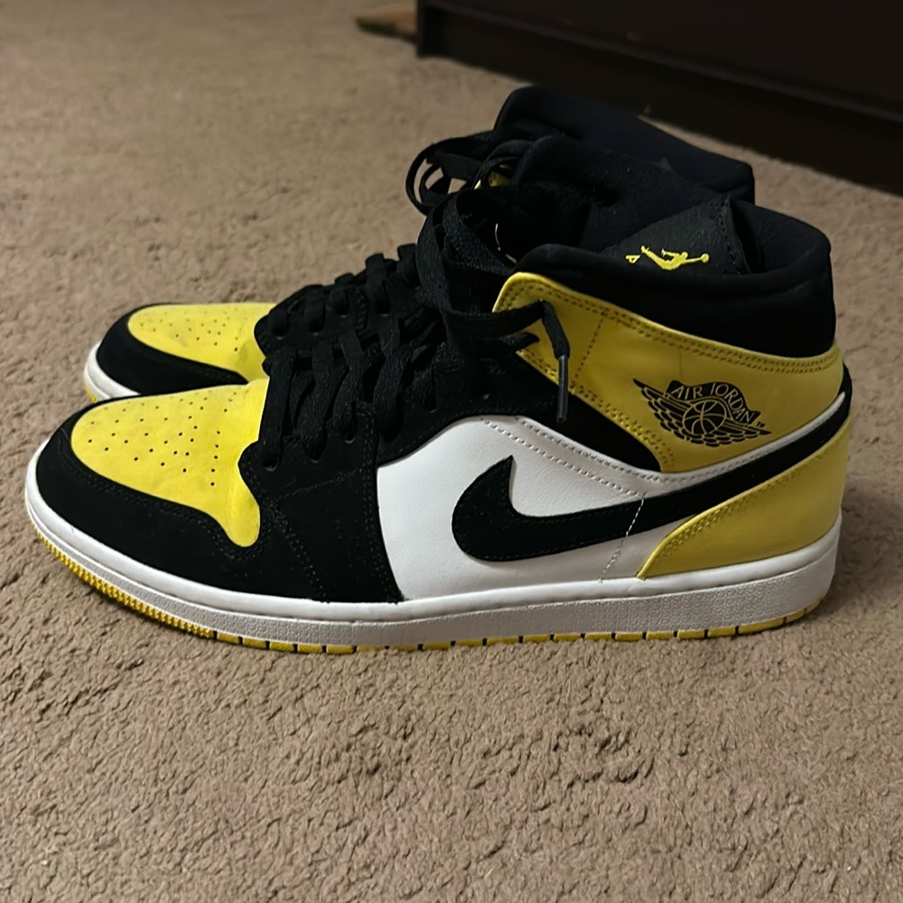 2019 Men’s Jordan’s 1 mid yellow toe size 11
